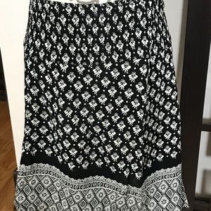 Old Navy black and white Maternity skirt